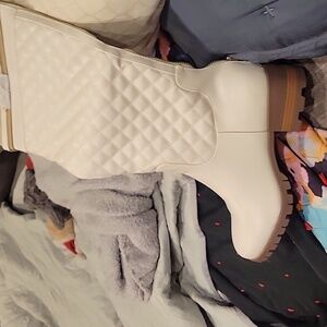 Cream,Quilted knee hi- Boots ,NWOT, sexy but Practical.sz.9 1/2